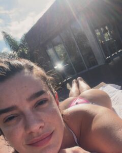 Mariana Molina Instagram - queria estar de popô pro sol e fazendo meus amigos caírem da cama de tanto rir!