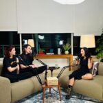 Mariana Molina Instagram - Muita gente vai se identificar com o nosso episódio de hoje do @avisachegando 💜 E a nossa convidada incrível dessa semana é a @_anahikari. O papo foi tão gostoso que a gente já tá pensando na parte 2 😂 Tá imperdível, pode confiar. Dá o play e Avisa Chegando :) link na bio! #anahikari #sophiaabrahao #marianamolina #confiança #avisachegando #videocast