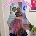 Mariana Prachařová Instagram - poslední ohlédnutí za @mbpfw! a jen chci říct, že jsem ráda, že je tu u nás akce, kam si člověk může zkusit vzít něco trochu “přes čáru”, odvázat se, projevit se. chápu, že pro někoho jsou některý kreace moc, ale pro mě je tohle vždycky možnost zkusit zkombinovat nezkombinovatelný, vzít si na sebe něco jinýho než je běžný, užít si to, cítit se dobře a i když třeba nevypadám jak modelka z plakátu a mám na sobě něco, co nemusí lichotit postavě, jsem to já a nějaká moje vize toho, co se mi líbí a co mě prostě ba🩷 a já vám děkuju za včerejší krásný zprávy a ohlasy na moje vyjádření ohledně názorů na to, jak se kdo oblíká. pár z vás napsalo, že i díky mně se v oblíkání víc odvázalo a dalo jim to sebevědomí v tom vynést něco trochu jinýho než je běžný a že ten styl, co nosím jsem prostě já a patří to ke mně a i kvůli tomu mě sledujete. a taky, že byste mě hned strčili vedle Carrie do Sexu ve městě😄to je teda velká pocta a to si úplně připsat nemůžu, ale hezky se to čte! Tak díky a nebojte se v tom oblíkání odvázat, i když je to třeba MOC! Oblíkání je způsob vyjádření! A každej máme ten způsob jinej a je to právě to hezký🌸