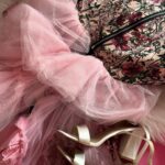 Mariana Prachařová Instagram - poslední ohlédnutí za @mbpfw! a jen chci říct, že jsem ráda, že je tu u nás akce, kam si člověk může zkusit vzít něco trochu “přes čáru”, odvázat se, projevit se. chápu, že pro někoho jsou některý kreace moc, ale pro mě je tohle vždycky možnost zkusit zkombinovat nezkombinovatelný, vzít si na sebe něco jinýho než je běžný, užít si to, cítit se dobře a i když třeba nevypadám jak modelka z plakátu a mám na sobě něco, co nemusí lichotit postavě, jsem to já a nějaká moje vize toho, co se mi líbí a co mě prostě ba🩷 a já vám děkuju za včerejší krásný zprávy a ohlasy na moje vyjádření ohledně názorů na to, jak se kdo oblíká. pár z vás napsalo, že i díky mně se v oblíkání víc odvázalo a dalo jim to sebevědomí v tom vynést něco trochu jinýho než je běžný a že ten styl, co nosím jsem prostě já a patří to ke mně a i kvůli tomu mě sledujete. a taky, že byste mě hned strčili vedle Carrie do Sexu ve městě😄to je teda velká pocta a to si úplně připsat nemůžu, ale hezky se to čte! Tak díky a nebojte se v tom oblíkání odvázat, i když je to třeba MOC! Oblíkání je způsob vyjádření! A každej máme ten způsob jinej a je to právě to hezký🌸