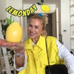 Mariana Prachařová Instagram - “when life gives you lemons, squirt someone in the eye” LEMONday sice už není, ale jaký jste měli včera start do novýho pracovně zkrácenýho týdne? a ano, k týhle vestě mě nenapadlo nic lepšího než se vyfotit s citronem😄🍋