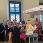 Mariana Prachařová Instagram - poslední ohlédnutí za @mbpfw! a jen chci říct, že jsem ráda, že je tu u nás akce, kam si člověk může zkusit vzít něco trochu “přes čáru”, odvázat se, projevit se. chápu, že pro někoho jsou některý kreace moc, ale pro mě je tohle vždycky možnost zkusit zkombinovat nezkombinovatelný, vzít si na sebe něco jinýho než je běžný, užít si to, cítit se dobře a i když třeba nevypadám jak modelka z plakátu a mám na sobě něco, co nemusí lichotit postavě, jsem to já a nějaká moje vize toho, co se mi líbí a co mě prostě ba🩷 a já vám děkuju za včerejší krásný zprávy a ohlasy na moje vyjádření ohledně názorů na to, jak se kdo oblíká. pár z vás napsalo, že i díky mně se v oblíkání víc odvázalo a dalo jim to sebevědomí v tom vynést něco trochu jinýho než je běžný a že ten styl, co nosím jsem prostě já a patří to ke mně a i kvůli tomu mě sledujete. a taky, že byste mě hned strčili vedle Carrie do Sexu ve městě😄to je teda velká pocta a to si úplně připsat nemůžu, ale hezky se to čte! Tak díky a nebojte se v tom oblíkání odvázat, i když je to třeba MOC! Oblíkání je způsob vyjádření! A každej máme ten způsob jinej a je to právě to hezký🌸