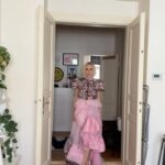 Mariana Prachařová Instagram - poslední ohlédnutí za @mbpfw! a jen chci říct, že jsem ráda, že je tu u nás akce, kam si člověk může zkusit vzít něco trochu “přes čáru”, odvázat se, projevit se. chápu, že pro někoho jsou některý kreace moc, ale pro mě je tohle vždycky možnost zkusit zkombinovat nezkombinovatelný, vzít si na sebe něco jinýho než je běžný, užít si to, cítit se dobře a i když třeba nevypadám jak modelka z plakátu a mám na sobě něco, co nemusí lichotit postavě, jsem to já a nějaká moje vize toho, co se mi líbí a co mě prostě ba🩷 a já vám děkuju za včerejší krásný zprávy a ohlasy na moje vyjádření ohledně názorů na to, jak se kdo oblíká. pár z vás napsalo, že i díky mně se v oblíkání víc odvázalo a dalo jim to sebevědomí v tom vynést něco trochu jinýho než je běžný a že ten styl, co nosím jsem prostě já a patří to ke mně a i kvůli tomu mě sledujete. a taky, že byste mě hned strčili vedle Carrie do Sexu ve městě😄to je teda velká pocta a to si úplně připsat nemůžu, ale hezky se to čte! Tak díky a nebojte se v tom oblíkání odvázat, i když je to třeba MOC! Oblíkání je způsob vyjádření! A každej máme ten způsob jinej a je to právě to hezký🌸