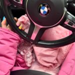 Mariana Prachařová Instagram - poslední ohlédnutí za @mbpfw! a jen chci říct, že jsem ráda, že je tu u nás akce, kam si člověk může zkusit vzít něco trochu “přes čáru”, odvázat se, projevit se. chápu, že pro někoho jsou některý kreace moc, ale pro mě je tohle vždycky možnost zkusit zkombinovat nezkombinovatelný, vzít si na sebe něco jinýho než je běžný, užít si to, cítit se dobře a i když třeba nevypadám jak modelka z plakátu a mám na sobě něco, co nemusí lichotit postavě, jsem to já a nějaká moje vize toho, co se mi líbí a co mě prostě ba🩷 a já vám děkuju za včerejší krásný zprávy a ohlasy na moje vyjádření ohledně názorů na to, jak se kdo oblíká. pár z vás napsalo, že i díky mně se v oblíkání víc odvázalo a dalo jim to sebevědomí v tom vynést něco trochu jinýho než je běžný a že ten styl, co nosím jsem prostě já a patří to ke mně a i kvůli tomu mě sledujete. a taky, že byste mě hned strčili vedle Carrie do Sexu ve městě😄to je teda velká pocta a to si úplně připsat nemůžu, ale hezky se to čte! Tak díky a nebojte se v tom oblíkání odvázat, i když je to třeba MOC! Oblíkání je způsob vyjádření! A každej máme ten způsob jinej a je to právě to hezký🌸