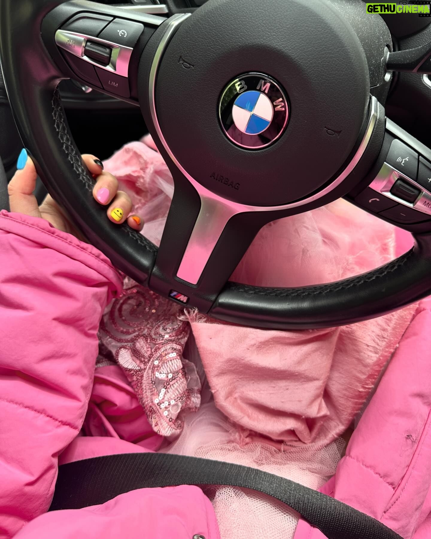 Mariana Prachařová Instagram - poslední ohlédnutí za @mbpfw! a jen chci říct, že jsem ráda, že je tu u nás akce, kam si člověk může zkusit vzít něco trochu “přes čáru”, odvázat se, projevit se. chápu, že pro někoho jsou některý kreace moc, ale pro mě je tohle vždycky možnost zkusit zkombinovat nezkombinovatelný, vzít si na sebe něco jinýho než je běžný, užít si to, cítit se dobře a i když třeba nevypadám jak modelka z plakátu a mám na sobě něco, co nemusí lichotit postavě, jsem to já a nějaká moje vize toho, co se mi líbí a co mě prostě ba🩷 a já vám děkuju za včerejší krásný zprávy a ohlasy na moje vyjádření ohledně názorů na to, jak se kdo oblíká. pár z vás napsalo, že i díky mně se v oblíkání víc odvázalo a dalo jim to sebevědomí v tom vynést něco trochu jinýho než je běžný a že ten styl, co nosím jsem prostě já a patří to ke mně a i kvůli tomu mě sledujete. a taky, že byste mě hned strčili vedle Carrie do Sexu ve městě😄to je teda velká pocta a to si úplně připsat nemůžu, ale hezky se to čte! Tak díky a nebojte se v tom oblíkání odvázat, i když je to třeba MOC! Oblíkání je způsob vyjádření! A každej máme ten způsob jinej a je to právě to hezký🌸