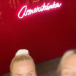 Mariana Prachařová Instagram - Co jste naposledi viděli v divadle? aneb tohle je mix z mýho kulturního týdne🎭 ~za poslední týden jsem stihla jednu výstavu Tima Burtona, představení Amerikánka, představení Okamžik, mamky premiéru hry Tekoucí písky a film Kaskadér s Goslingem. Myslim, že kulturně jsem si to předplatila na další měsíce dopředu.