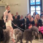 Mariana Prachařová Instagram - poslední ohlédnutí za @mbpfw! a jen chci říct, že jsem ráda, že je tu u nás akce, kam si člověk může zkusit vzít něco trochu “přes čáru”, odvázat se, projevit se. chápu, že pro někoho jsou některý kreace moc, ale pro mě je tohle vždycky možnost zkusit zkombinovat nezkombinovatelný, vzít si na sebe něco jinýho než je běžný, užít si to, cítit se dobře a i když třeba nevypadám jak modelka z plakátu a mám na sobě něco, co nemusí lichotit postavě, jsem to já a nějaká moje vize toho, co se mi líbí a co mě prostě ba🩷 a já vám děkuju za včerejší krásný zprávy a ohlasy na moje vyjádření ohledně názorů na to, jak se kdo oblíká. pár z vás napsalo, že i díky mně se v oblíkání víc odvázalo a dalo jim to sebevědomí v tom vynést něco trochu jinýho než je běžný a že ten styl, co nosím jsem prostě já a patří to ke mně a i kvůli tomu mě sledujete. a taky, že byste mě hned strčili vedle Carrie do Sexu ve městě😄to je teda velká pocta a to si úplně připsat nemůžu, ale hezky se to čte! Tak díky a nebojte se v tom oblíkání odvázat, i když je to třeba MOC! Oblíkání je způsob vyjádření! A každej máme ten způsob jinej a je to právě to hezký🌸