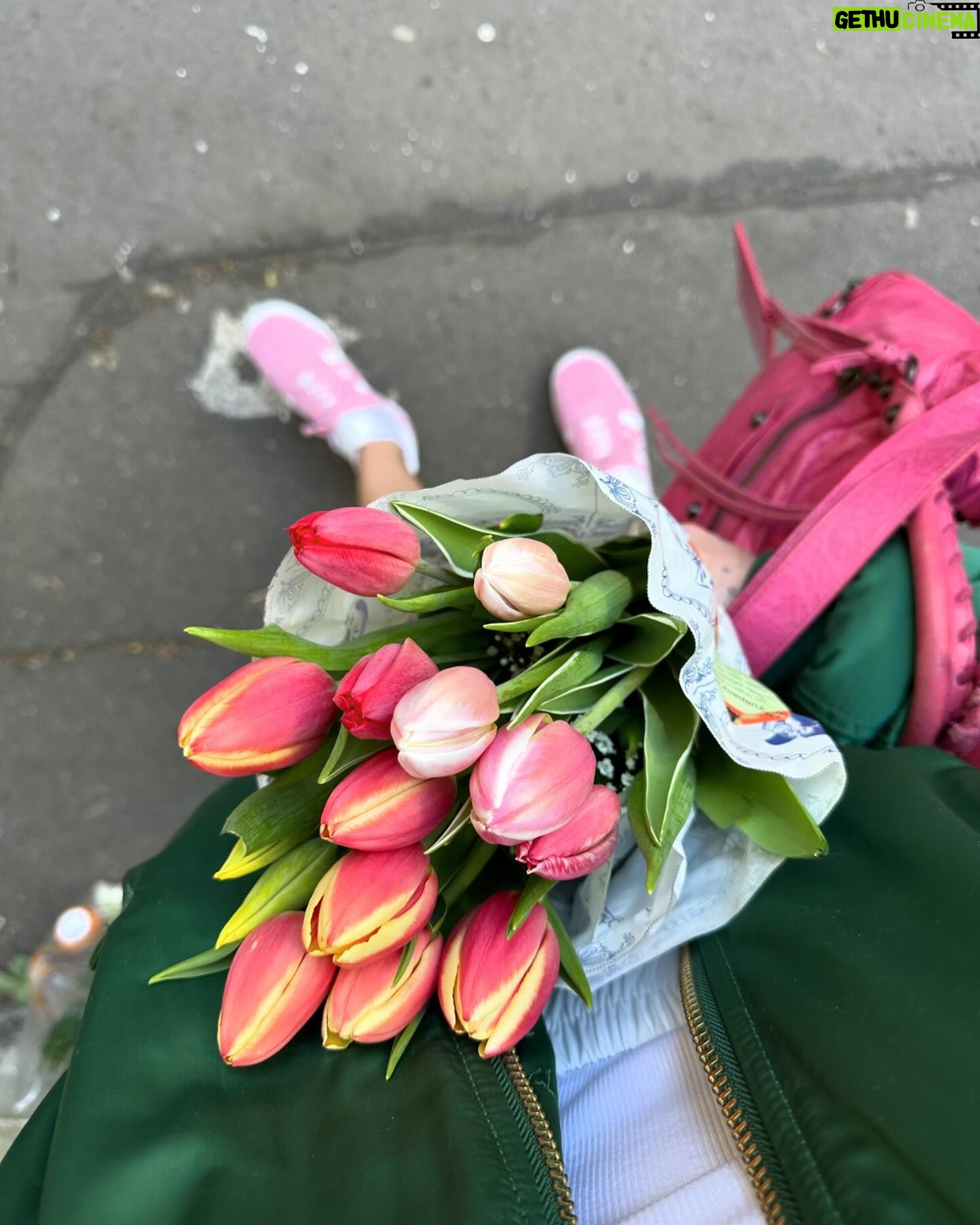 Mariana Prachařová Instagram - a další týden je fuč! já jsem si dala víkend na to zandat zimní věci, vyndat jarní, protřídit je, ale taky se jít nadejchat čerstvýho vzduchu a užít si tyhle božský dny. a taky si udělat radost kytkou. to muselo bejt🌸