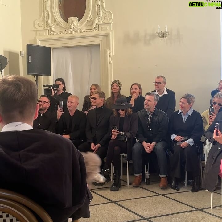Mariana Prachařová Instagram - poslední ohlédnutí za @mbpfw! a jen chci říct, že jsem ráda, že je tu u nás akce, kam si člověk může zkusit vzít něco trochu “přes čáru”, odvázat se, projevit se. chápu, že pro někoho jsou některý kreace moc, ale pro mě je tohle vždycky možnost zkusit zkombinovat nezkombinovatelný, vzít si na sebe něco jinýho než je běžný, užít si to, cítit se dobře a i když třeba nevypadám jak modelka z plakátu a mám na sobě něco, co nemusí lichotit postavě, jsem to já a nějaká moje vize toho, co se mi líbí a co mě prostě ba🩷 a já vám děkuju za včerejší krásný zprávy a ohlasy na moje vyjádření ohledně názorů na to, jak se kdo oblíká. pár z vás napsalo, že i díky mně se v oblíkání víc odvázalo a dalo jim to sebevědomí v tom vynést něco trochu jinýho než je běžný a že ten styl, co nosím jsem prostě já a patří to ke mně a i kvůli tomu mě sledujete. a taky, že byste mě hned strčili vedle Carrie do Sexu ve městě😄to je teda velká pocta a to si úplně připsat nemůžu, ale hezky se to čte! Tak díky a nebojte se v tom oblíkání odvázat, i když je to třeba MOC! Oblíkání je způsob vyjádření! A každej máme ten způsob jinej a je to právě to hezký🌸