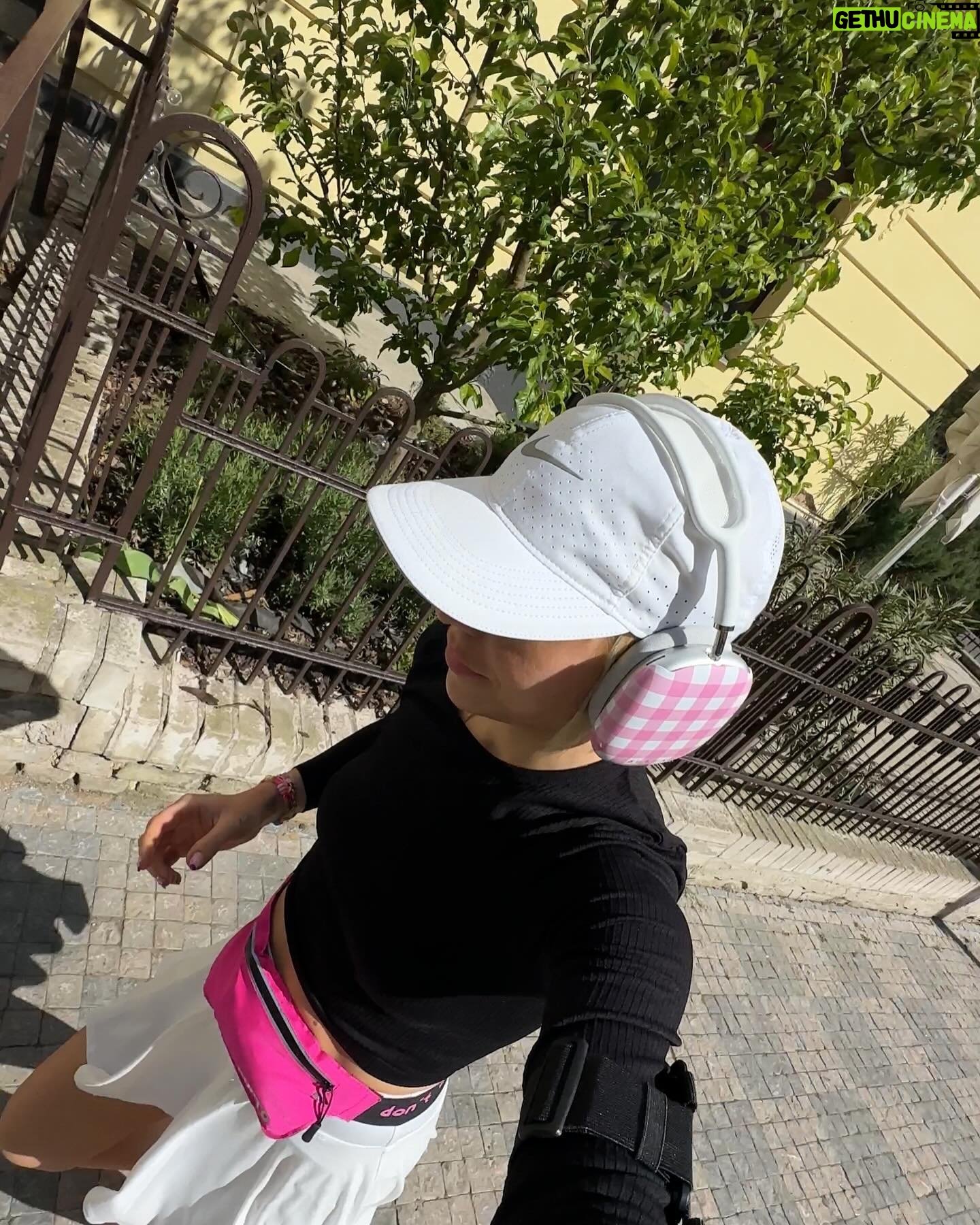 Mariana Prachařová Instagram - a další týden je fuč! já jsem si dala víkend na to zandat zimní věci, vyndat jarní, protřídit je, ale taky se jít nadejchat čerstvýho vzduchu a užít si tyhle božský dny. a taky si udělat radost kytkou. to muselo bejt🌸