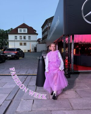 Mariana Prachařová Instagram - Moc děkuju i letos za pozvání na @mbpfw💃🏼
Tohle je mix z prvního dne a zahajovací akce ELLE GALA, kde měli přehlídky Liběna Rochová, Martina Spetlova, Michael Kovacik, Miro Sabo, Nehera a On the boat. Letos se to koná v Tyršově domě a prostory pro přehlídky tam jsou myslim moc zajímavý.

P.S. Poslední fotku nazývám zázrakem, protože je to momentka a ty já mívám většinou nepoužitelný. Takže veliký děkuju ještě jednou @zorkahejdova za zachycení vzácného okamžiku, kdy vypadám celkem sofistikovaně a nemám u toho pusu dokořán nebo zavřený oči😄