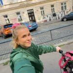 Mariana Prachařová Instagram - a další týden je fuč! já jsem si dala víkend na to zandat zimní věci, vyndat jarní, protřídit je, ale taky se jít nadejchat čerstvýho vzduchu a užít si tyhle božský dny. a taky si udělat radost kytkou. to muselo bejt🌸