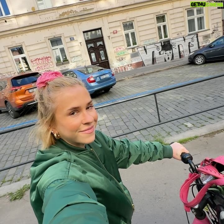 Mariana Prachařová Instagram - a další týden je fuč! já jsem si dala víkend na to zandat zimní věci, vyndat jarní, protřídit je, ale taky se jít nadejchat čerstvýho vzduchu a užít si tyhle božský dny. a taky si udělat radost kytkou. to muselo bejt🌸