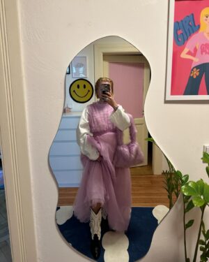 Mariana Prachařová Instagram - Moc děkuju i letos za pozvání na @mbpfw💃🏼
Tohle je mix z prvního dne a zahajovací akce ELLE GALA, kde měli přehlídky Liběna Rochová, Martina Spetlova, Michael Kovacik, Miro Sabo, Nehera a On the boat. Letos se to koná v Tyršově domě a prostory pro přehlídky tam jsou myslim moc zajímavý.

P.S. Poslední fotku nazývám zázrakem, protože je to momentka a ty já mívám většinou nepoužitelný. Takže veliký děkuju ještě jednou @zorkahejdova za zachycení vzácného okamžiku, kdy vypadám celkem sofistikovaně a nemám u toho pusu dokořán nebo zavřený oči😄