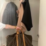 Mariana Prachařová Instagram - a další týden je fuč! já jsem si dala víkend na to zandat zimní věci, vyndat jarní, protřídit je, ale taky se jít nadejchat čerstvýho vzduchu a užít si tyhle božský dny. a taky si udělat radost kytkou. to muselo bejt🌸
