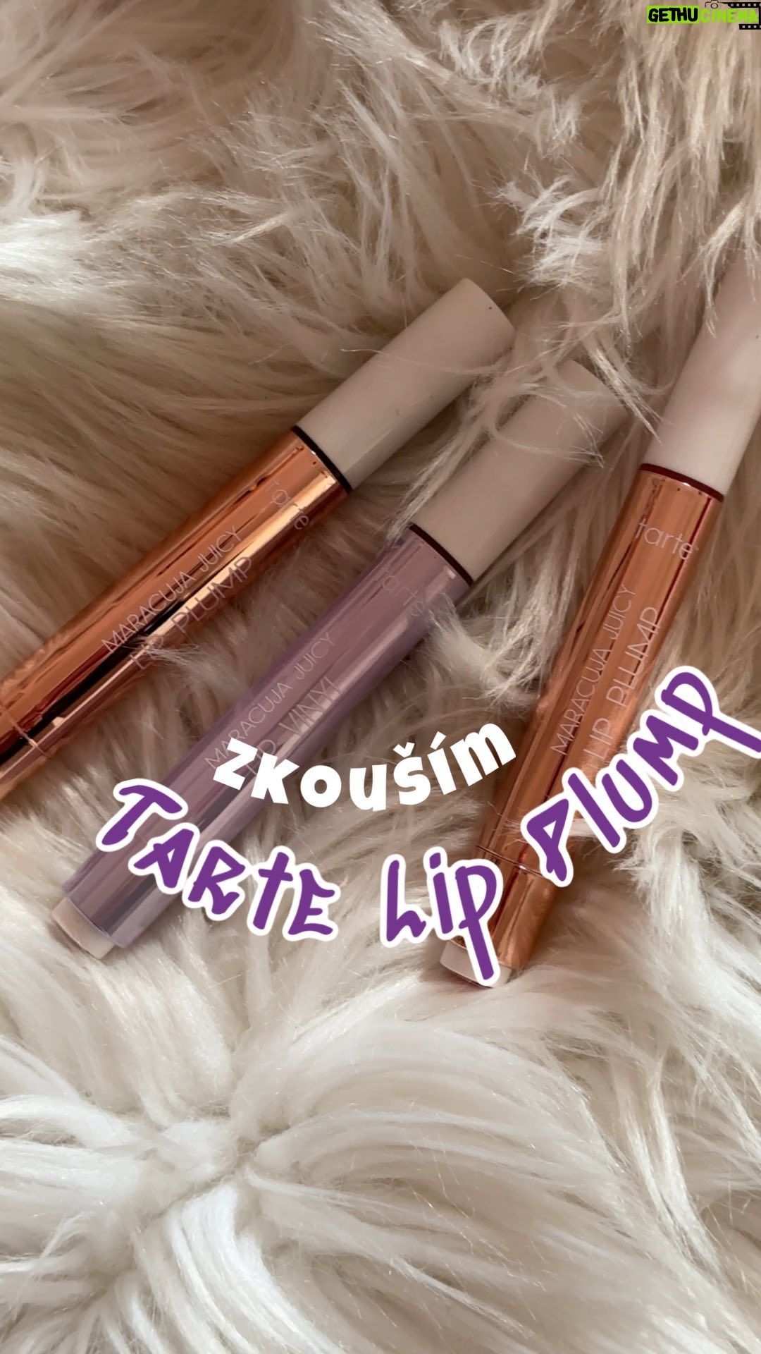 Mariana Prachařová Instagram - Zkouším Tarte Maracuja Juicy Lip Plump a novinku Vinyl💋 Jaký odstín se vám na mě nejvíc líbí? -první odstín: lotus -druhý odstín vinyl: rosy brown -třetí odstín: honeysuckle #tarte #tartecosmetics #tartemaracujajuicylip #maracujajuicylipvinyl #lipgloss #lipplumping #lipplum #tartelipgloss #sephora #sephoraczechrepublic #prague