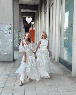 Mariana Prachařová Instagram - marriage story🤍
written by: sám život
directed by: Dana Batulková
costume designer: Martin Kohout 
Cast: Natálie Šebková, Mariana Prachařová, Dana Batulková a další…
location: Strahov
V českém znění…