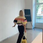 Mariana Prachařová Instagram - máte rádi věci naplánovaný nebo vám dělá líp fungovat tak trochu v chaosu? máte rádi tu svojí rutinku, odškrtávání to do listu, snažíte se ty nejmíň příjemný věci (jak se říká: eat the frig first) dělat jako první nebo sunete všechno před sebou a co se vám nechce klidně odkládáte na další den? téma brunche s Vogue byl totiž time management a bylo zajímavý slyšet, jak to má každý z nás úplně jinak. někdo si najde svobodu v tom mít vše do poslední minuty naplánovaný a nalinkovaný a někoho to naopak stresuje a potřebuje mít v tom životě lehkost a větší svobodu. to se týká hlavně lidí, co dělají kreativní práci páč vyhradit si čas: “tak a teď id 13:00-15:00 budu KREATIVNÍ” prostě nefunguje, tohle naplánovat nejde. s rodinou a dětmi je to plánovaní taky složitější. Tak mě zajímá, jak jste na tom vy? outfit: @terezarosaliekladosova