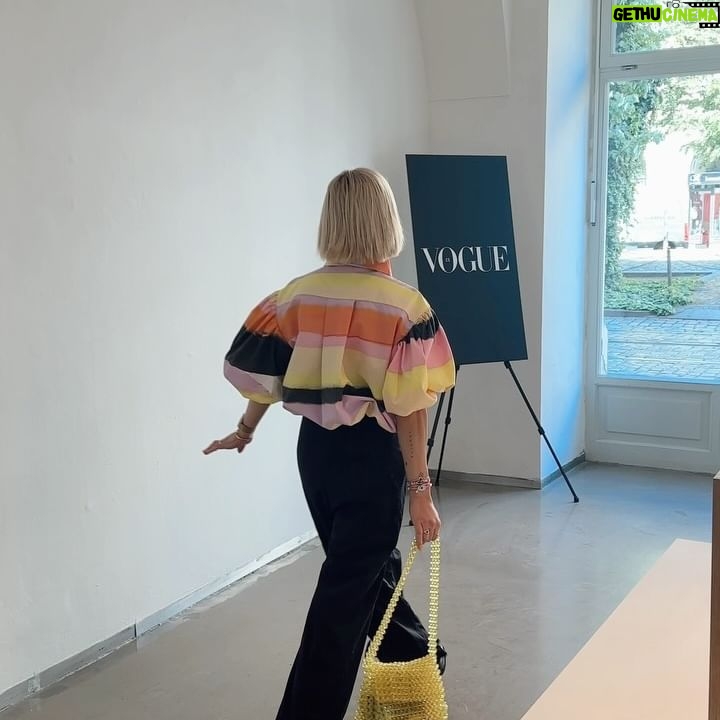 Mariana Prachařová Instagram - máte rádi věci naplánovaný nebo vám dělá líp fungovat tak trochu v chaosu? máte rádi tu svojí rutinku, odškrtávání to do listu, snažíte se ty nejmíň příjemný věci (jak se říká: eat the frig first) dělat jako první nebo sunete všechno před sebou a co se vám nechce klidně odkládáte na další den? téma brunche s Vogue byl totiž time management a bylo zajímavý slyšet, jak to má každý z nás úplně jinak. někdo si najde svobodu v tom mít vše do poslední minuty naplánovaný a nalinkovaný a někoho to naopak stresuje a potřebuje mít v tom životě lehkost a větší svobodu. to se týká hlavně lidí, co dělají kreativní práci páč vyhradit si čas: “tak a teď id 13:00-15:00 budu KREATIVNÍ” prostě nefunguje, tohle naplánovat nejde. s rodinou a dětmi je to plánovaní taky složitější. Tak mě zajímá, jak jste na tom vy? outfit: @terezarosaliekladosova
