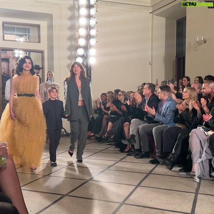 Mariana Prachařová Instagram - Moc děkuju i letos za pozvání na @mbpfw💃🏼 Tohle je mix z prvního dne a zahajovací akce ELLE GALA, kde měli přehlídky Liběna Rochová, Martina Spetlova, Michael Kovacik, Miro Sabo, Nehera a On the boat. Letos se to koná v Tyršově domě a prostory pro přehlídky tam jsou myslim moc zajímavý. P.S. Poslední fotku nazývám zázrakem, protože je to momentka a ty já mívám většinou nepoužitelný. Takže veliký děkuju ještě jednou @zorkahejdova za zachycení vzácného okamžiku, kdy vypadám celkem sofistikovaně a nemám u toho pusu dokořán nebo zavřený oči😄