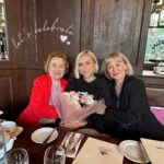 Mariana Prachařová Instagram - oslaveno. jsem vděčná. jsem spokojená. & doma mám malý květinářství🎂🌸 P.S. Na poslední fotce je typická babi, který při focení vždy řikám ať zas nemrká. Tak mrkala furt😄🩷 P.S.