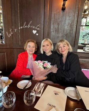 Mariana Prachařová Instagram - oslaveno.
jsem vděčná.
jsem spokojená.
& doma mám malý květinářství🎂🌸

P.S. Na poslední fotce je typická babi, který při focení vždy řikám ať zas nemrká. Tak mrkala furt😄🩷

P.S.