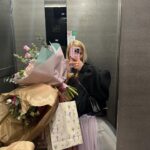 Mariana Prachařová Instagram - oslaveno. jsem vděčná. jsem spokojená. & doma mám malý květinářství🎂🌸 P.S. Na poslední fotce je typická babi, který při focení vždy řikám ať zas nemrká. Tak mrkala furt😄🩷 P.S.