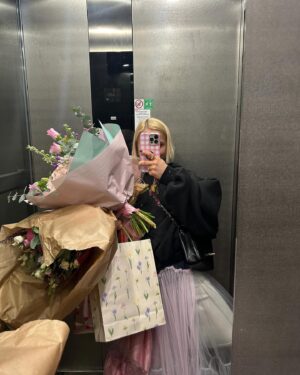Mariana Prachařová Instagram - oslaveno.
jsem vděčná.
jsem spokojená.
& doma mám malý květinářství🎂🌸

P.S. Na poslední fotce je typická babi, který při focení vždy řikám ať zas nemrká. Tak mrkala furt😄🩷

P.S.