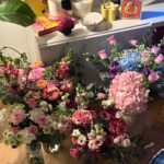 Mariana Prachařová Instagram - oslaveno. jsem vděčná. jsem spokojená. & doma mám malý květinářství🎂🌸 P.S. Na poslední fotce je typická babi, který při focení vždy řikám ať zas nemrká. Tak mrkala furt😄🩷 P.S.
