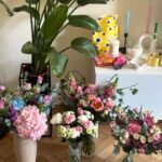 Mariana Prachařová Instagram - oslaveno. jsem vděčná. jsem spokojená. & doma mám malý květinářství🎂🌸 P.S. Na poslední fotce je typická babi, který při focení vždy řikám ať zas nemrká. Tak mrkala furt😄🩷 P.S.