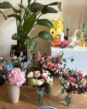 Mariana Prachařová Instagram - oslaveno.
jsem vděčná.
jsem spokojená.
& doma mám malý květinářství🎂🌸

P.S. Na poslední fotce je typická babi, který při focení vždy řikám ať zas nemrká. Tak mrkala furt😄🩷

P.S.
