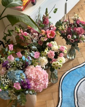 Mariana Prachařová Instagram - oslaveno.
jsem vděčná.
jsem spokojená.
& doma mám malý květinářství🎂🌸

P.S. Na poslední fotce je typická babi, který při focení vždy řikám ať zas nemrká. Tak mrkala furt😄🩷

P.S.