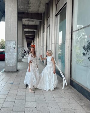 Mariana Prachařová Instagram - marriage story🤍
written by: sám život
directed by: Dana Batulková
costume designer: Martin Kohout 
Cast: Natálie Šebková, Mariana Prachařová, Dana Batulková a další…
location: Strahov
V českém znění…
