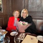Mariana Prachařová Instagram - oslaveno. jsem vděčná. jsem spokojená. & doma mám malý květinářství🎂🌸 P.S. Na poslední fotce je typická babi, který při focení vždy řikám ať zas nemrká. Tak mrkala furt😄🩷 P.S.