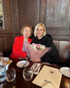 Mariana Prachařová Instagram - oslaveno. jsem vděčná. jsem spokojená. & doma mám malý květinářství🎂🌸 P.S. Na poslední fotce je typická babi, který při focení vždy řikám ať zas nemrká. Tak mrkala furt😄🩷 P.S.