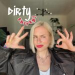 Mariana Prachařová Instagram - Dirty thirty🎂 Tak ode dneška mi oficiálně začíná věk číslem tři! Je to milník, kterýho jsem se celkem bála a upřímně ho nechtěla ani slavit. Musim říct, že ten tlak společnosti cítím poslední dobou víc a víc, protože lidi kolem mě zakládají rodiny, rodí děti, mají dlouhodobý vztahy a tak nějak mám pocit, že ví kam jejich život směřuje. Já to nevim. Ale nejsem z toho smutná, naopak mi spíš vadí, že se lidi na holky jako jsem já dívají skrz prsty, soudí to, že ještě nemáme děti nebo partnera. Ale každej z nás má ten život nalinkovanej jinak, každej z nás má v životě jiný priority a jinou časovou osu, kdy ty milníky bude mít. Někdo tohle do třiceti stihne, někdo ne, ale já myslim, že pokud máte mladou duši a spirit jako mám já (jsem hlavou pořád puberťák, což můžete vidět i na tom, co nosím na sobě), tak je jedno, jestli je vám třicet, čtyřicet nebo padesát. Váš čas přijde a hold přijde později. Pojďme se prosím nesoudit, nehodnotit něčí život podle toho svýho. Já chci ještě stihnout pár věcí a objevit tu svojí životní cestu a nechci jednou litovat toho, že jsem to neudělala a kdy jindy se vrhnout do něčeho neznámýho než teď, když ty závazky ještě nemáte. A co, že mi je třicet? Já vim, že mě toho čeká ještě hodně a že to bude jízda. Někdy nahoru, někdy dolů, ale o tom život je. Já mám ten svůj ráda a i když se občas nacházím v bodě, kdy nevím jak dál a co se sebou, tak vím, že ještě můžu bejt tak trochu bez závazků sobecká a třeba se ze dne na den rozhodnout to tady opustit a zažít něco někde jinde. A to mám přesně v plánu. Takže závěrem: Ať je ta třicítka fresh startem něčeho novýho a ať to sakra stojí za to! Nikdy není pozdě něco změnit nebo se sebou něco udělat. Věk je JENOM ČÍSLO! Tak happy birthday to me #30🩷