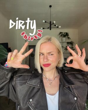 Mariana Prachařová Instagram - Dirty thirty🎂

Tak ode dneška mi oficiálně začíná věk číslem tři!

Je to milník, kterýho jsem se celkem bála a upřímně ho nechtěla ani slavit. Musim říct, že ten tlak společnosti cítím poslední dobou víc a víc, protože lidi kolem mě zakládají rodiny, rodí děti, mají dlouhodobý vztahy a tak nějak mám pocit, že ví kam jejich život směřuje. 

Já to nevim. 

Ale nejsem z toho smutná, naopak mi spíš vadí, že se lidi na holky jako jsem já dívají skrz prsty, soudí to, že ještě nemáme děti nebo partnera.
Ale každej z nás má ten život nalinkovanej jinak, každej z nás má v životě jiný priority a jinou časovou osu, kdy ty milníky bude mít. Někdo tohle do třiceti stihne, někdo ne, ale já myslim, že pokud máte mladou duši a spirit jako mám já (jsem hlavou pořád puberťák, což můžete vidět i na tom, co nosím na sobě), tak je jedno, jestli je vám třicet, čtyřicet nebo padesát. Váš čas přijde a hold přijde později.

Pojďme se prosím nesoudit, nehodnotit něčí život podle toho svýho.

Já chci ještě stihnout pár věcí a objevit tu svojí životní cestu a nechci jednou litovat toho, že jsem to neudělala a kdy jindy se vrhnout do něčeho neznámýho než teď, když ty závazky ještě nemáte. A co, že mi je třicet? 
Já vim, že mě toho čeká ještě hodně a že to bude jízda. Někdy nahoru, někdy dolů, ale o tom život je.

Já mám ten svůj ráda a i když se občas nacházím v bodě, kdy nevím jak dál a co se sebou, tak vím, že ještě můžu bejt tak trochu bez závazků sobecká a třeba se ze dne na den rozhodnout to tady opustit a zažít něco někde jinde. A to mám přesně v plánu.

Takže závěrem: Ať je ta třicítka fresh startem něčeho novýho a ať to sakra stojí za to!
Nikdy není pozdě něco změnit nebo se sebou něco udělat. Věk je JENOM ČÍSLO! 
Tak happy birthday to me #30🩷
