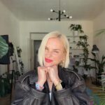Mariana Prachařová Instagram - Dirty thirty🎂 Tak ode dneška mi oficiálně začíná věk číslem tři! Je to milník, kterýho jsem se celkem bála a upřímně ho nechtěla ani slavit. Musim říct, že ten tlak společnosti cítím poslední dobou víc a víc, protože lidi kolem mě zakládají rodiny, rodí děti, mají dlouhodobý vztahy a tak nějak mám pocit, že ví kam jejich život směřuje. Já to nevim. Ale nejsem z toho smutná, naopak mi spíš vadí, že se lidi na holky jako jsem já dívají skrz prsty, soudí to, že ještě nemáme děti nebo partnera. Ale každej z nás má ten život nalinkovanej jinak, každej z nás má v životě jiný priority a jinou časovou osu, kdy ty milníky bude mít. Někdo tohle do třiceti stihne, někdo ne, ale já myslim, že pokud máte mladou duši a spirit jako mám já (jsem hlavou pořád puberťák, což můžete vidět i na tom, co nosím na sobě), tak je jedno, jestli je vám třicet, čtyřicet nebo padesát. Váš čas přijde a hold přijde později. Pojďme se prosím nesoudit, nehodnotit něčí život podle toho svýho. Já chci ještě stihnout pár věcí a objevit tu svojí životní cestu a nechci jednou litovat toho, že jsem to neudělala a kdy jindy se vrhnout do něčeho neznámýho než teď, když ty závazky ještě nemáte. A co, že mi je třicet? Já vim, že mě toho čeká ještě hodně a že to bude jízda. Někdy nahoru, někdy dolů, ale o tom život je. Já mám ten svůj ráda a i když se občas nacházím v bodě, kdy nevím jak dál a co se sebou, tak vím, že ještě můžu bejt tak trochu bez závazků sobecká a třeba se ze dne na den rozhodnout to tady opustit a zažít něco někde jinde. A to mám přesně v plánu. Takže závěrem: Ať je ta třicítka fresh startem něčeho novýho a ať to sakra stojí za to! Nikdy není pozdě něco změnit nebo se sebou něco udělat. Věk je JENOM ČÍSLO! Tak happy birthday to me #30🩷