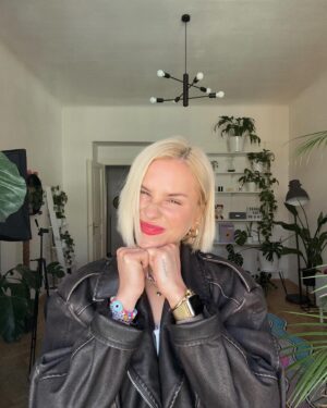 Mariana Prachařová Instagram - Dirty thirty🎂

Tak ode dneška mi oficiálně začíná věk číslem tři!

Je to milník, kterýho jsem se celkem bála a upřímně ho nechtěla ani slavit. Musim říct, že ten tlak společnosti cítím poslední dobou víc a víc, protože lidi kolem mě zakládají rodiny, rodí děti, mají dlouhodobý vztahy a tak nějak mám pocit, že ví kam jejich život směřuje. 

Já to nevim. 

Ale nejsem z toho smutná, naopak mi spíš vadí, že se lidi na holky jako jsem já dívají skrz prsty, soudí to, že ještě nemáme děti nebo partnera.
Ale každej z nás má ten život nalinkovanej jinak, každej z nás má v životě jiný priority a jinou časovou osu, kdy ty milníky bude mít. Někdo tohle do třiceti stihne, někdo ne, ale já myslim, že pokud máte mladou duši a spirit jako mám já (jsem hlavou pořád puberťák, což můžete vidět i na tom, co nosím na sobě), tak je jedno, jestli je vám třicet, čtyřicet nebo padesát. Váš čas přijde a hold přijde později.

Pojďme se prosím nesoudit, nehodnotit něčí život podle toho svýho.

Já chci ještě stihnout pár věcí a objevit tu svojí životní cestu a nechci jednou litovat toho, že jsem to neudělala a kdy jindy se vrhnout do něčeho neznámýho než teď, když ty závazky ještě nemáte. A co, že mi je třicet? 
Já vim, že mě toho čeká ještě hodně a že to bude jízda. Někdy nahoru, někdy dolů, ale o tom život je.

Já mám ten svůj ráda a i když se občas nacházím v bodě, kdy nevím jak dál a co se sebou, tak vím, že ještě můžu bejt tak trochu bez závazků sobecká a třeba se ze dne na den rozhodnout to tady opustit a zažít něco někde jinde. A to mám přesně v plánu.

Takže závěrem: Ať je ta třicítka fresh startem něčeho novýho a ať to sakra stojí za to!
Nikdy není pozdě něco změnit nebo se sebou něco udělat. Věk je JENOM ČÍSLO! 
Tak happy birthday to me #30🩷