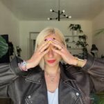 Mariana Prachařová Instagram - Dirty thirty🎂 Tak ode dneška mi oficiálně začíná věk číslem tři! Je to milník, kterýho jsem se celkem bála a upřímně ho nechtěla ani slavit. Musim říct, že ten tlak společnosti cítím poslední dobou víc a víc, protože lidi kolem mě zakládají rodiny, rodí děti, mají dlouhodobý vztahy a tak nějak mám pocit, že ví kam jejich život směřuje. Já to nevim. Ale nejsem z toho smutná, naopak mi spíš vadí, že se lidi na holky jako jsem já dívají skrz prsty, soudí to, že ještě nemáme děti nebo partnera. Ale každej z nás má ten život nalinkovanej jinak, každej z nás má v životě jiný priority a jinou časovou osu, kdy ty milníky bude mít. Někdo tohle do třiceti stihne, někdo ne, ale já myslim, že pokud máte mladou duši a spirit jako mám já (jsem hlavou pořád puberťák, což můžete vidět i na tom, co nosím na sobě), tak je jedno, jestli je vám třicet, čtyřicet nebo padesát. Váš čas přijde a hold přijde později. Pojďme se prosím nesoudit, nehodnotit něčí život podle toho svýho. Já chci ještě stihnout pár věcí a objevit tu svojí životní cestu a nechci jednou litovat toho, že jsem to neudělala a kdy jindy se vrhnout do něčeho neznámýho než teď, když ty závazky ještě nemáte. A co, že mi je třicet? Já vim, že mě toho čeká ještě hodně a že to bude jízda. Někdy nahoru, někdy dolů, ale o tom život je. Já mám ten svůj ráda a i když se občas nacházím v bodě, kdy nevím jak dál a co se sebou, tak vím, že ještě můžu bejt tak trochu bez závazků sobecká a třeba se ze dne na den rozhodnout to tady opustit a zažít něco někde jinde. A to mám přesně v plánu. Takže závěrem: Ať je ta třicítka fresh startem něčeho novýho a ať to sakra stojí za to! Nikdy není pozdě něco změnit nebo se sebou něco udělat. Věk je JENOM ČÍSLO! Tak happy birthday to me #30🩷