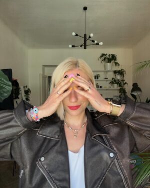 Mariana Prachařová Instagram - Dirty thirty🎂

Tak ode dneška mi oficiálně začíná věk číslem tři!

Je to milník, kterýho jsem se celkem bála a upřímně ho nechtěla ani slavit. Musim říct, že ten tlak společnosti cítím poslední dobou víc a víc, protože lidi kolem mě zakládají rodiny, rodí děti, mají dlouhodobý vztahy a tak nějak mám pocit, že ví kam jejich život směřuje. 

Já to nevim. 

Ale nejsem z toho smutná, naopak mi spíš vadí, že se lidi na holky jako jsem já dívají skrz prsty, soudí to, že ještě nemáme děti nebo partnera.
Ale každej z nás má ten život nalinkovanej jinak, každej z nás má v životě jiný priority a jinou časovou osu, kdy ty milníky bude mít. Někdo tohle do třiceti stihne, někdo ne, ale já myslim, že pokud máte mladou duši a spirit jako mám já (jsem hlavou pořád puberťák, což můžete vidět i na tom, co nosím na sobě), tak je jedno, jestli je vám třicet, čtyřicet nebo padesát. Váš čas přijde a hold přijde později.

Pojďme se prosím nesoudit, nehodnotit něčí život podle toho svýho.

Já chci ještě stihnout pár věcí a objevit tu svojí životní cestu a nechci jednou litovat toho, že jsem to neudělala a kdy jindy se vrhnout do něčeho neznámýho než teď, když ty závazky ještě nemáte. A co, že mi je třicet? 
Já vim, že mě toho čeká ještě hodně a že to bude jízda. Někdy nahoru, někdy dolů, ale o tom život je.

Já mám ten svůj ráda a i když se občas nacházím v bodě, kdy nevím jak dál a co se sebou, tak vím, že ještě můžu bejt tak trochu bez závazků sobecká a třeba se ze dne na den rozhodnout to tady opustit a zažít něco někde jinde. A to mám přesně v plánu.

Takže závěrem: Ať je ta třicítka fresh startem něčeho novýho a ať to sakra stojí za to!
Nikdy není pozdě něco změnit nebo se sebou něco udělat. Věk je JENOM ČÍSLO! 
Tak happy birthday to me #30🩷