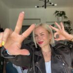 Mariana Prachařová Instagram - Dirty thirty🎂 Tak ode dneška mi oficiálně začíná věk číslem tři! Je to milník, kterýho jsem se celkem bála a upřímně ho nechtěla ani slavit. Musim říct, že ten tlak společnosti cítím poslední dobou víc a víc, protože lidi kolem mě zakládají rodiny, rodí děti, mají dlouhodobý vztahy a tak nějak mám pocit, že ví kam jejich život směřuje. Já to nevim. Ale nejsem z toho smutná, naopak mi spíš vadí, že se lidi na holky jako jsem já dívají skrz prsty, soudí to, že ještě nemáme děti nebo partnera. Ale každej z nás má ten život nalinkovanej jinak, každej z nás má v životě jiný priority a jinou časovou osu, kdy ty milníky bude mít. Někdo tohle do třiceti stihne, někdo ne, ale já myslim, že pokud máte mladou duši a spirit jako mám já (jsem hlavou pořád puberťák, což můžete vidět i na tom, co nosím na sobě), tak je jedno, jestli je vám třicet, čtyřicet nebo padesát. Váš čas přijde a hold přijde později. Pojďme se prosím nesoudit, nehodnotit něčí život podle toho svýho. Já chci ještě stihnout pár věcí a objevit tu svojí životní cestu a nechci jednou litovat toho, že jsem to neudělala a kdy jindy se vrhnout do něčeho neznámýho než teď, když ty závazky ještě nemáte. A co, že mi je třicet? Já vim, že mě toho čeká ještě hodně a že to bude jízda. Někdy nahoru, někdy dolů, ale o tom život je. Já mám ten svůj ráda a i když se občas nacházím v bodě, kdy nevím jak dál a co se sebou, tak vím, že ještě můžu bejt tak trochu bez závazků sobecká a třeba se ze dne na den rozhodnout to tady opustit a zažít něco někde jinde. A to mám přesně v plánu. Takže závěrem: Ať je ta třicítka fresh startem něčeho novýho a ať to sakra stojí za to! Nikdy není pozdě něco změnit nebo se sebou něco udělat. Věk je JENOM ČÍSLO! Tak happy birthday to me #30🩷
