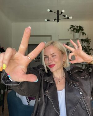 Mariana Prachařová Instagram - Dirty thirty🎂

Tak ode dneška mi oficiálně začíná věk číslem tři!

Je to milník, kterýho jsem se celkem bála a upřímně ho nechtěla ani slavit. Musim říct, že ten tlak společnosti cítím poslední dobou víc a víc, protože lidi kolem mě zakládají rodiny, rodí děti, mají dlouhodobý vztahy a tak nějak mám pocit, že ví kam jejich život směřuje. 

Já to nevim. 

Ale nejsem z toho smutná, naopak mi spíš vadí, že se lidi na holky jako jsem já dívají skrz prsty, soudí to, že ještě nemáme děti nebo partnera.
Ale každej z nás má ten život nalinkovanej jinak, každej z nás má v životě jiný priority a jinou časovou osu, kdy ty milníky bude mít. Někdo tohle do třiceti stihne, někdo ne, ale já myslim, že pokud máte mladou duši a spirit jako mám já (jsem hlavou pořád puberťák, což můžete vidět i na tom, co nosím na sobě), tak je jedno, jestli je vám třicet, čtyřicet nebo padesát. Váš čas přijde a hold přijde později.

Pojďme se prosím nesoudit, nehodnotit něčí život podle toho svýho.

Já chci ještě stihnout pár věcí a objevit tu svojí životní cestu a nechci jednou litovat toho, že jsem to neudělala a kdy jindy se vrhnout do něčeho neznámýho než teď, když ty závazky ještě nemáte. A co, že mi je třicet? 
Já vim, že mě toho čeká ještě hodně a že to bude jízda. Někdy nahoru, někdy dolů, ale o tom život je.

Já mám ten svůj ráda a i když se občas nacházím v bodě, kdy nevím jak dál a co se sebou, tak vím, že ještě můžu bejt tak trochu bez závazků sobecká a třeba se ze dne na den rozhodnout to tady opustit a zažít něco někde jinde. A to mám přesně v plánu.

Takže závěrem: Ať je ta třicítka fresh startem něčeho novýho a ať to sakra stojí za to!
Nikdy není pozdě něco změnit nebo se sebou něco udělat. Věk je JENOM ČÍSLO! 
Tak happy birthday to me #30🩷