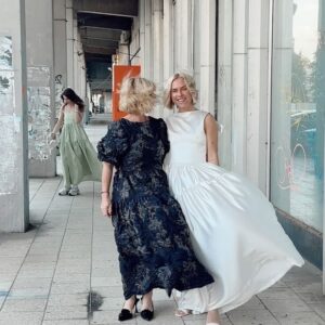 Mariana Prachařová Instagram - marriage story🤍
written by: sám život
directed by: Dana Batulková
costume designer: Martin Kohout 
Cast: Natálie Šebková, Mariana Prachařová, Dana Batulková a další…
location: Strahov
V českém znění…
