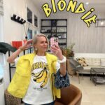 Mariana Prachařová Instagram - zkusila jsem za život hodně vlasových proměn a různých experimentů s barvou, ale myslim, že už je tomu konec. krátký vlasy a blond barva-to jsem prostě já👩🏼 teď jsme s Tesou vlasy jen lehce prostříhávaly a dělaly barvu s přelivem víc do studena. mi lu ju to!