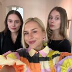 Mariana Prachařová Instagram - máte rádi věci naplánovaný nebo vám dělá líp fungovat tak trochu v chaosu? máte rádi tu svojí rutinku, odškrtávání to do listu, snažíte se ty nejmíň příjemný věci (jak se říká: eat the frig first) dělat jako první nebo sunete všechno před sebou a co se vám nechce klidně odkládáte na další den? téma brunche s Vogue byl totiž time management a bylo zajímavý slyšet, jak to má každý z nás úplně jinak. někdo si najde svobodu v tom mít vše do poslední minuty naplánovaný a nalinkovaný a někoho to naopak stresuje a potřebuje mít v tom životě lehkost a větší svobodu. to se týká hlavně lidí, co dělají kreativní práci páč vyhradit si čas: “tak a teď id 13:00-15:00 budu KREATIVNÍ” prostě nefunguje, tohle naplánovat nejde. s rodinou a dětmi je to plánovaní taky složitější. Tak mě zajímá, jak jste na tom vy? outfit: @terezarosaliekladosova