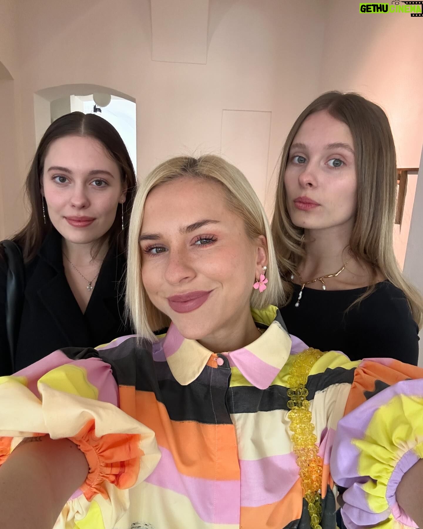 Mariana Prachařová Instagram - máte rádi věci naplánovaný nebo vám dělá líp fungovat tak trochu v chaosu? máte rádi tu svojí rutinku, odškrtávání to do listu, snažíte se ty nejmíň příjemný věci (jak se říká: eat the frig first) dělat jako první nebo sunete všechno před sebou a co se vám nechce klidně odkládáte na další den? téma brunche s Vogue byl totiž time management a bylo zajímavý slyšet, jak to má každý z nás úplně jinak. někdo si najde svobodu v tom mít vše do poslední minuty naplánovaný a nalinkovaný a někoho to naopak stresuje a potřebuje mít v tom životě lehkost a větší svobodu. to se týká hlavně lidí, co dělají kreativní práci páč vyhradit si čas: “tak a teď id 13:00-15:00 budu KREATIVNÍ” prostě nefunguje, tohle naplánovat nejde. s rodinou a dětmi je to plánovaní taky složitější. Tak mě zajímá, jak jste na tom vy? outfit: @terezarosaliekladosova