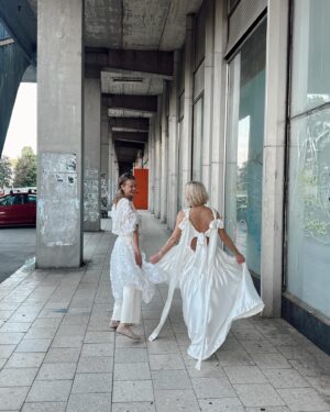 Mariana Prachařová Instagram - marriage story🤍
written by: sám život
directed by: Dana Batulková
costume designer: Martin Kohout 
Cast: Natálie Šebková, Mariana Prachařová, Dana Batulková a další…
location: Strahov
V českém znění…