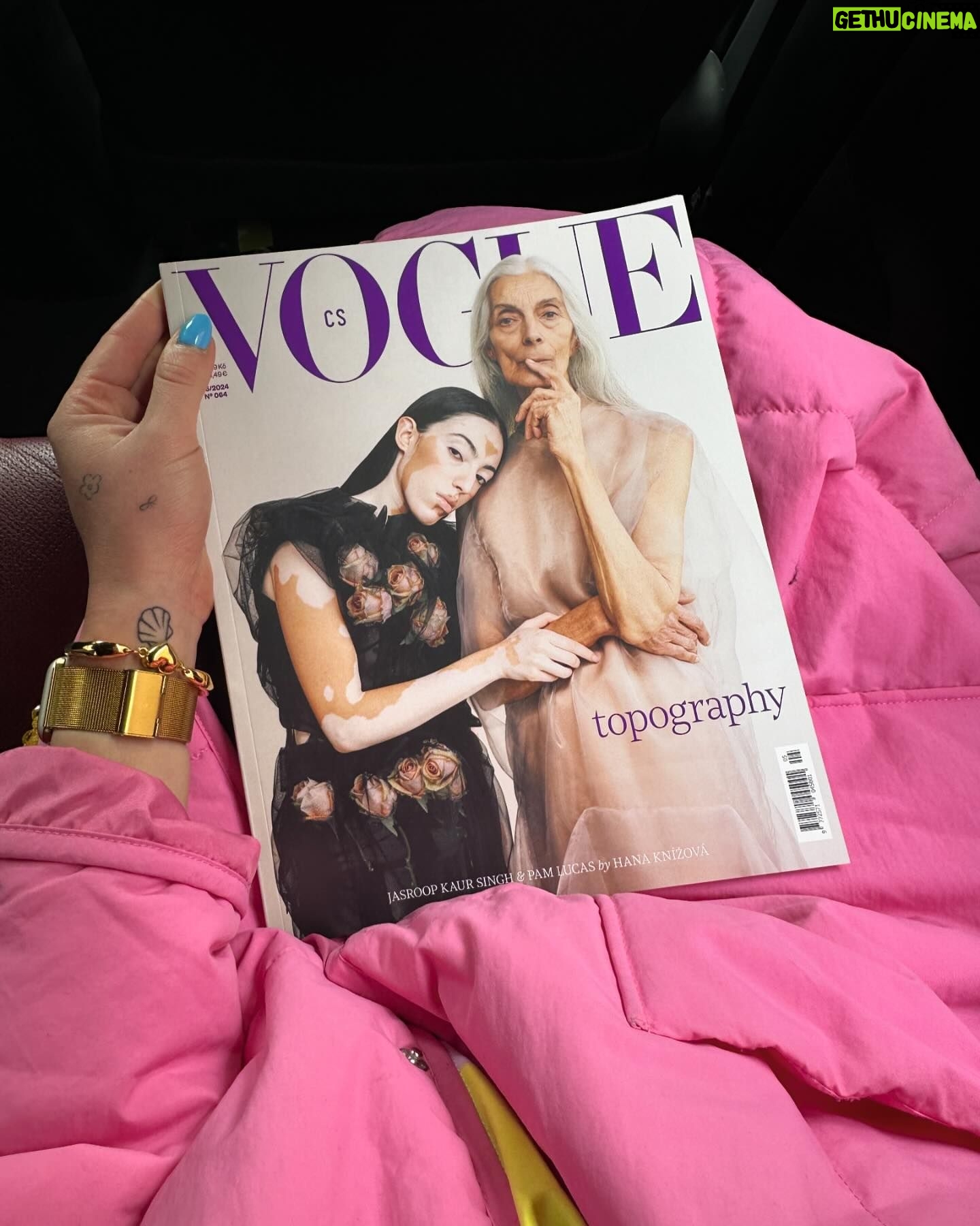 Mariana Prachařová Instagram - máte rádi věci naplánovaný nebo vám dělá líp fungovat tak trochu v chaosu? máte rádi tu svojí rutinku, odškrtávání to do listu, snažíte se ty nejmíň příjemný věci (jak se říká: eat the frig first) dělat jako první nebo sunete všechno před sebou a co se vám nechce klidně odkládáte na další den? téma brunche s Vogue byl totiž time management a bylo zajímavý slyšet, jak to má každý z nás úplně jinak. někdo si najde svobodu v tom mít vše do poslední minuty naplánovaný a nalinkovaný a někoho to naopak stresuje a potřebuje mít v tom životě lehkost a větší svobodu. to se týká hlavně lidí, co dělají kreativní práci páč vyhradit si čas: “tak a teď id 13:00-15:00 budu KREATIVNÍ” prostě nefunguje, tohle naplánovat nejde. s rodinou a dětmi je to plánovaní taky složitější. Tak mě zajímá, jak jste na tom vy? outfit: @terezarosaliekladosova