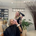 Mariana Prachařová Instagram - zkusila jsem za život hodně vlasových proměn a různých experimentů s barvou, ale myslim, že už je tomu konec. krátký vlasy a blond barva-to jsem prostě já👩🏼 teď jsme s Tesou vlasy jen lehce prostříhávaly a dělaly barvu s přelivem víc do studena. mi lu ju to!